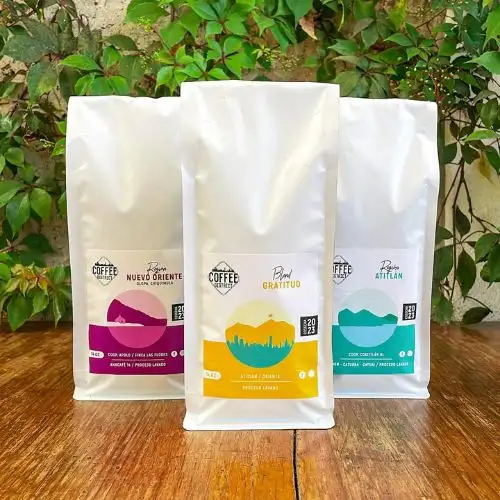 Tres bolsas de café Coffee District: Región Nuevo Oriente, Blend Gratitud y Región Atitlán