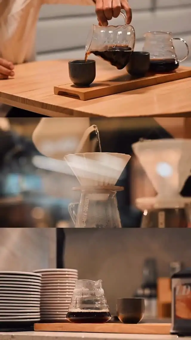 Mesa de cata con Chemex, tazas de cerámica y un postre