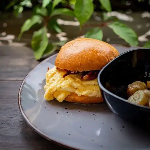 Sándwich de huevo y tocino con papas al horno
